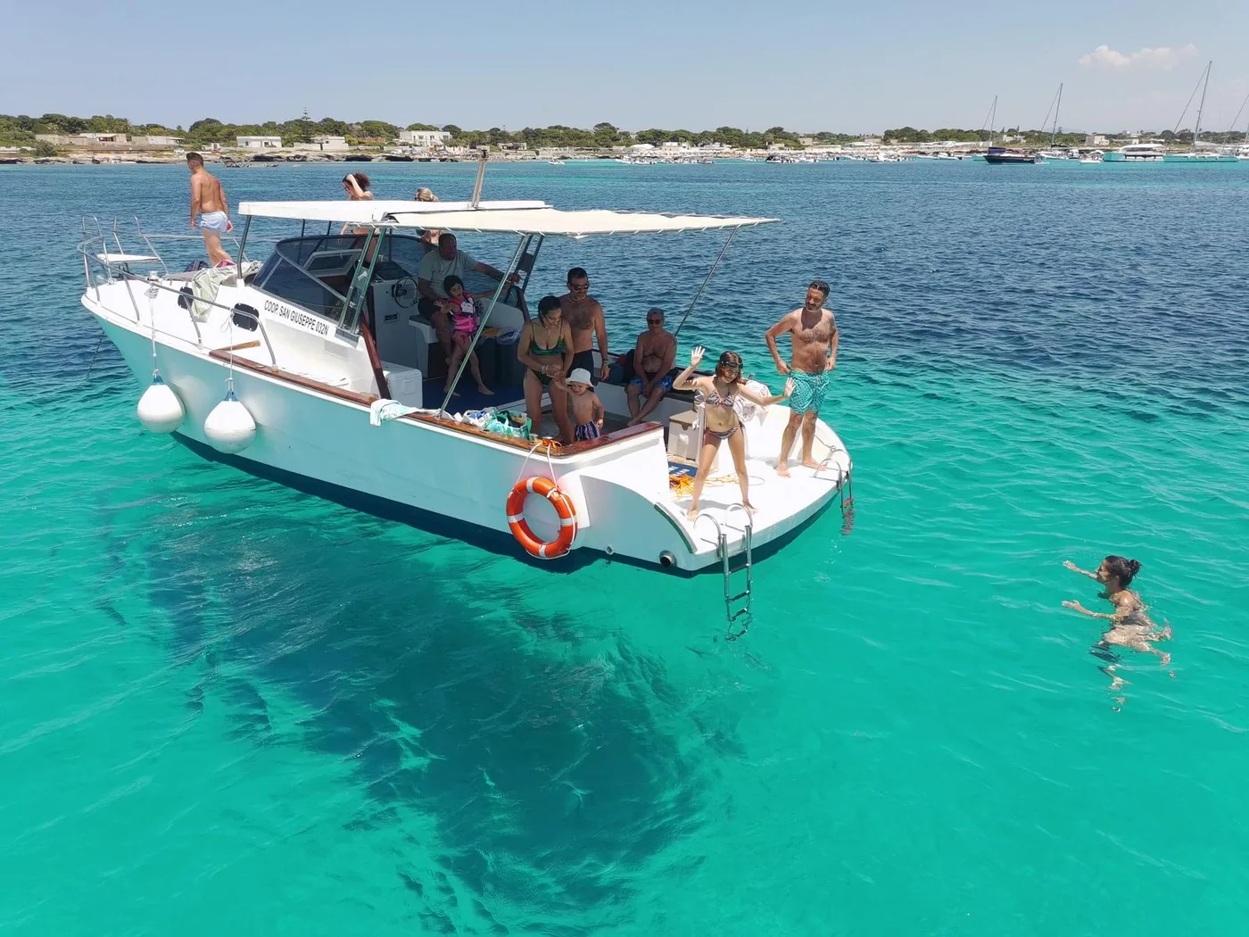 Escursione in barca drone Isole Egadi — gruppo in mare turchese