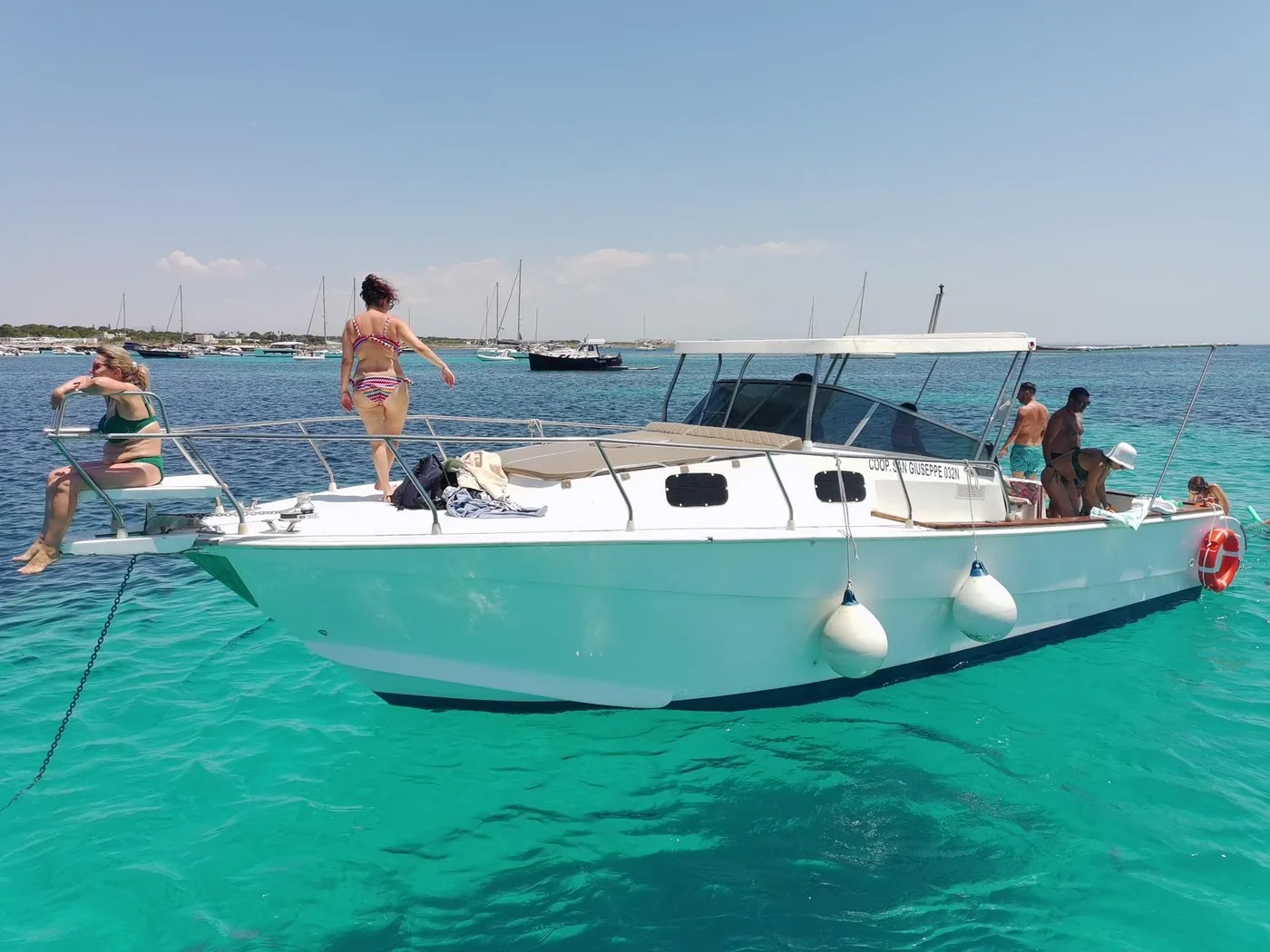 Barca Stella Marina con ospiti nelle acque cristalline di Favignana
