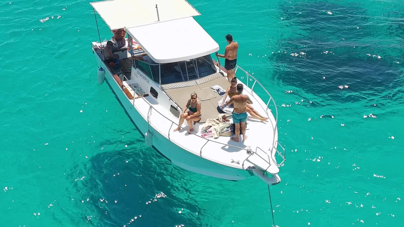 Gommone Stella Marina con gruppo nelle acque turchesi di Favignana