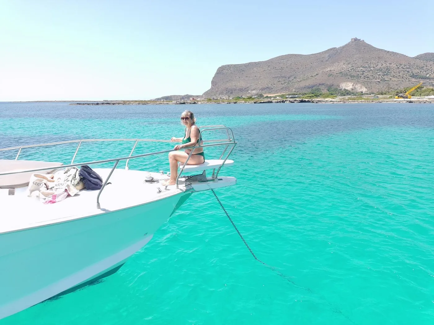 Barca Stella Marina ancorata nelle acque turchesi di Favignana, con il forte Santa Caterina sullo sfondo