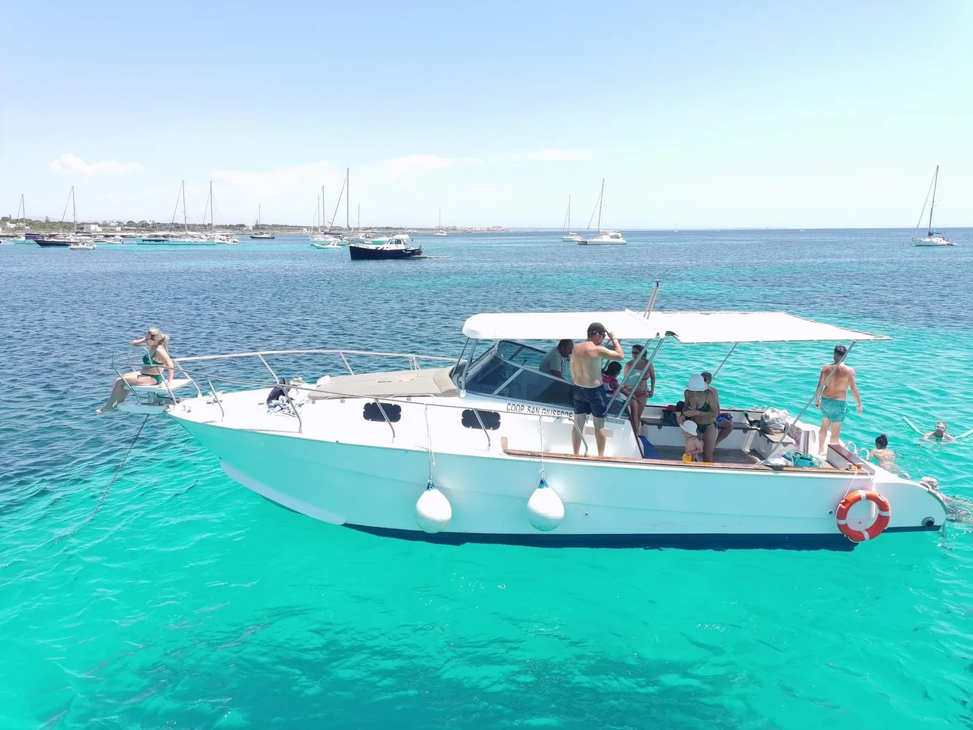 Ospiti in barca durante escursione guidata alle Isole Egadi