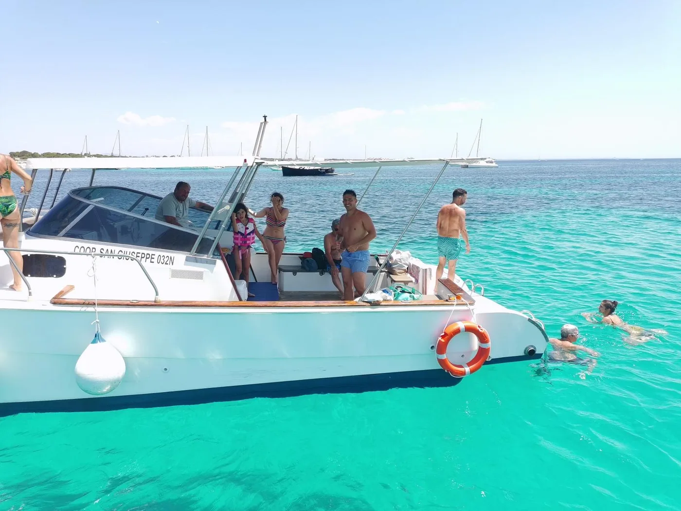Famiglia in barca con bambini durante escursione a Favignana — Stella Marina