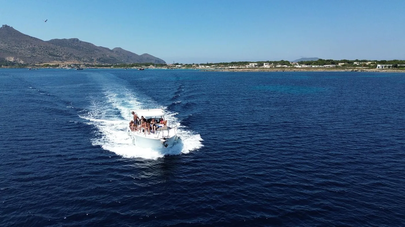 Barca Stella Marina in navigazione veloce verso Favignana vista dall'alto