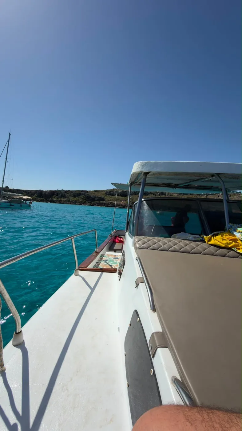 Barca Stella Marina ormeggiata nelle acque turchesi di Favignana
