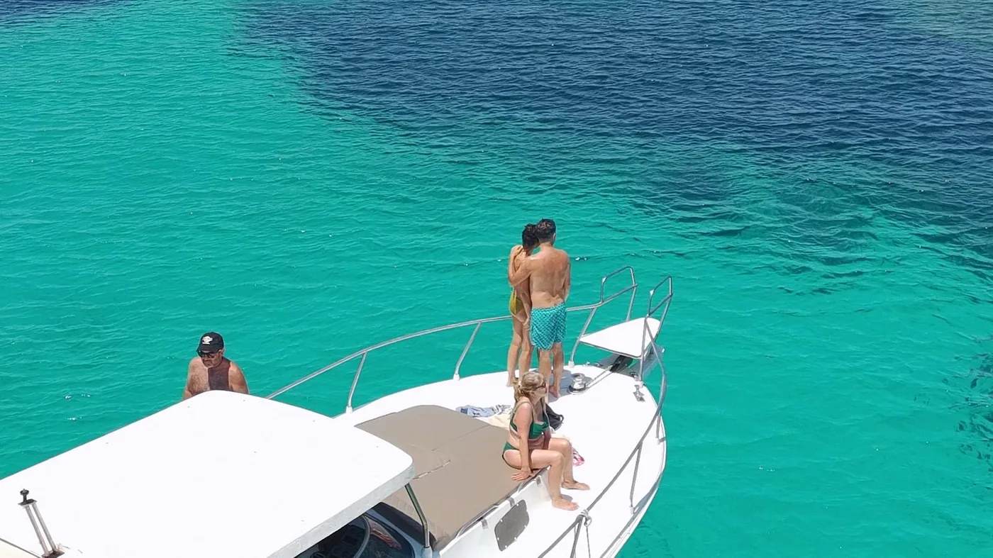 Ospiti a prua barca Stella Marina — acque cristalline Egadi